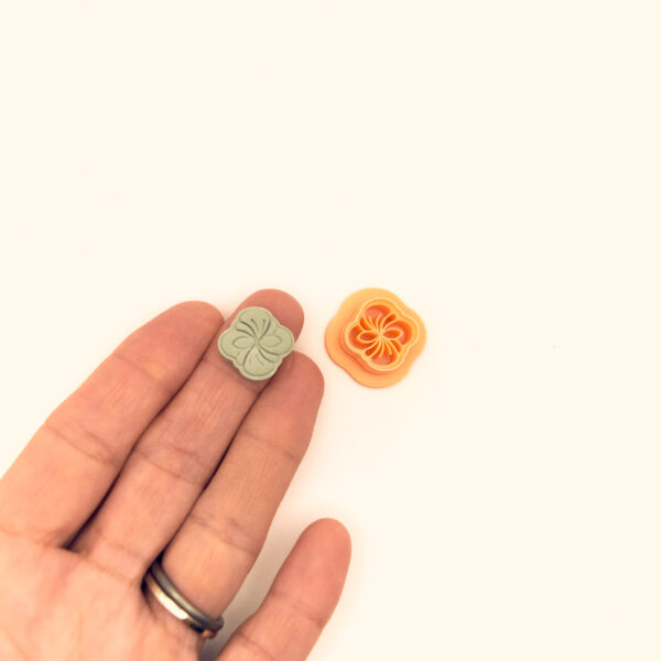 firfir-clover-polymer-clay-cutter-in-hand