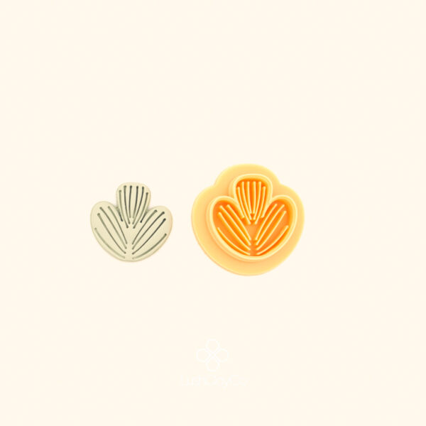 Üçlü Ritim rumi polymer clay cutter alongside clay impression showing three fan-shaped palmet forms with fine parallel line detail