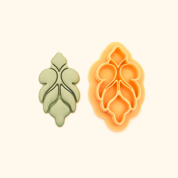 Meşe polymer clay cutter and its clay impression, a lobed oak leaf design