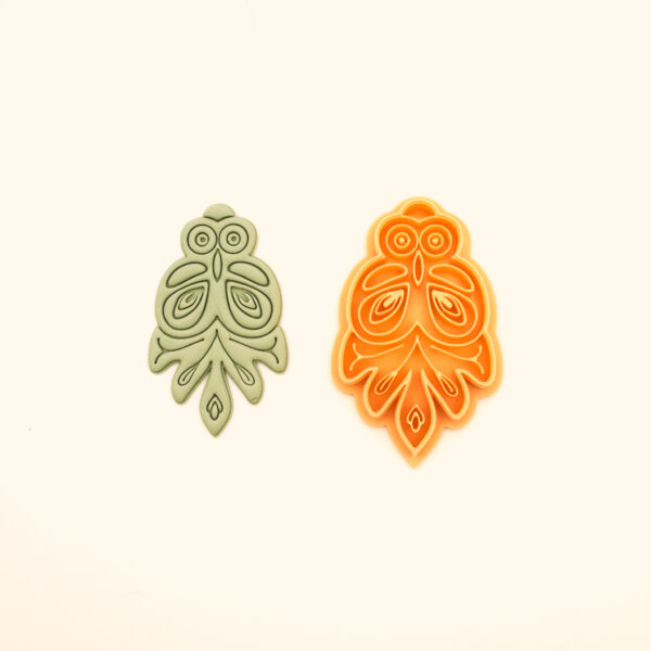 Gece Bekçi wildlife polymer clay cutter alongside clay impression showing owl face silhouette with circular eye forms, flowing feather spreads and teardrop base