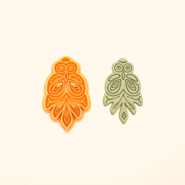 Gece Bekçi wildlife polymer clay cutter alongside clay impression showing owl face silhouette with circular eye forms, flowing feather spreads and teardrop base